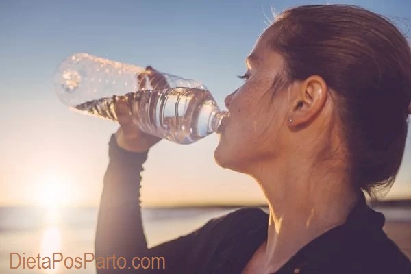 Hidratação adequada é fundamental para perder barriga